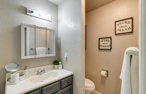 Updated Townhome Near Airport and Shopping! - Foto 16