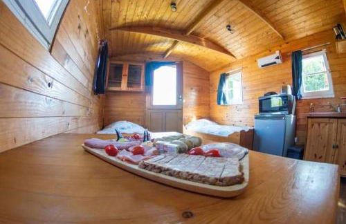 Roulotte et Jacuzzi de Rachel au Domaine du Reuze - Foto 5