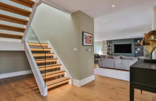 Avon House - modern family home - Photo 18