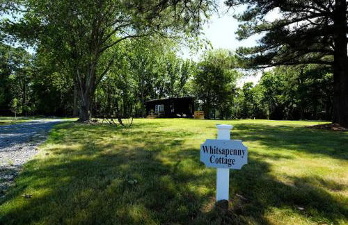 Luxe 2BR Cabin with Deck and Creek View - Working Farm - Foto 19