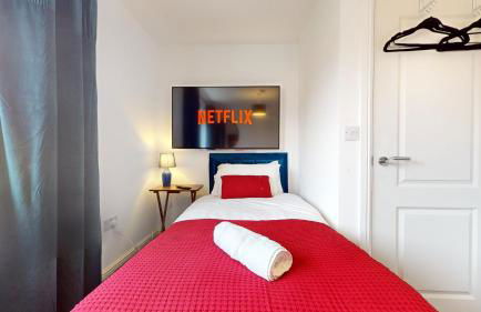 Rare find - new build 3 bedroom house near Cheshire Oaks - Photo 45