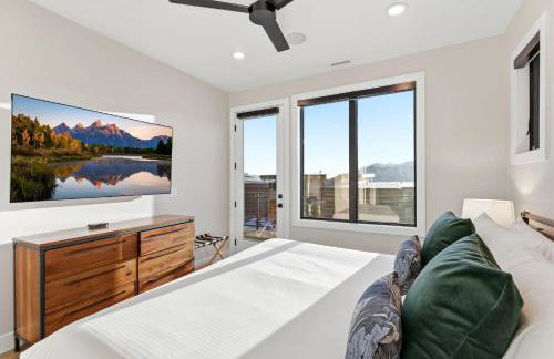 Luxury Hideout w Hot Tub Steam Shower - Photo 17