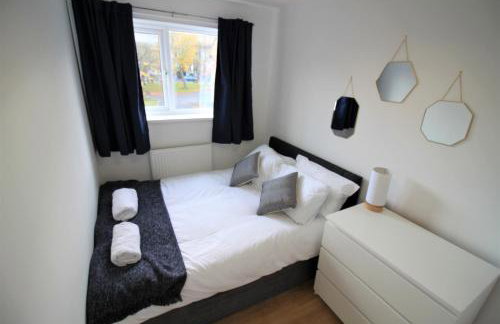 St James House - Charming 3 bed, 2 bathrooms, driveway parking, close to town centre - Photo 4