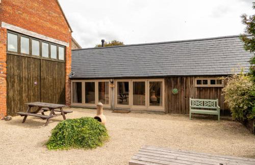 Cosy Cotswolds Farm Stay with Log Burner - Peaceful Winter Retreat - The Dairy - Foto 11