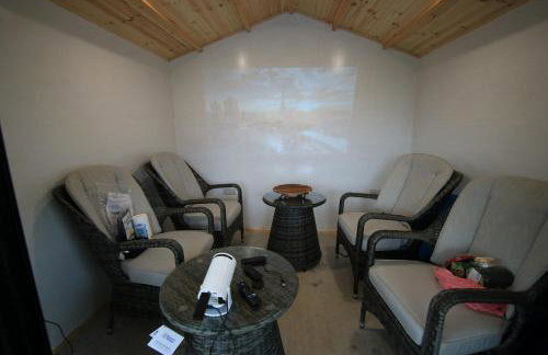 Sunset Retreat Cabin, Private Hot Tub with Mini Cinema Projector & Garden views - Foto 74