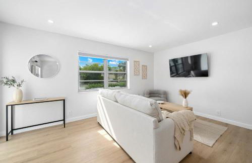 M Lake Worth Beach - Modern Villas Near West Palm Beach, Chic Retro Vibes, King Bed, Cozy Backyard, BBQ, Workspace, High-Speed Internet, Free Parking, 5 Minutes to Downtown & Beach - Foto 21