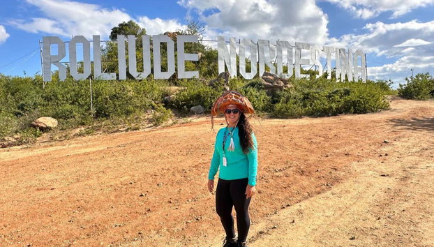 Excursión a Cabaceiras - Foto 5, Una foto frente a las letras de Roliúde Nordestina