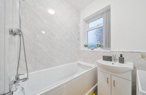 Contractor-friendly Home in Stoke with Free Parking - Foto 15