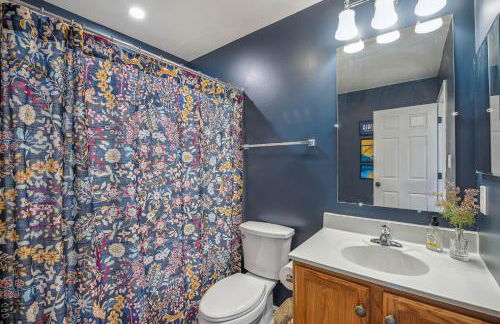 Trailblazer Lodge - Upscale, hot tub, trail, game room, wifi, fire pit, bar, pool table, king bed, view, pet friendly - Photo 32