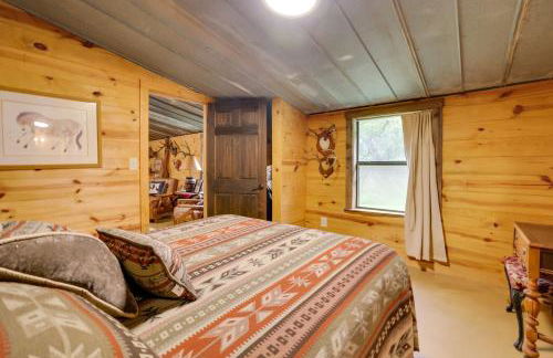Rural and Horse-Friendly Cabin about 24 Mi to Bandera! - Foto 15