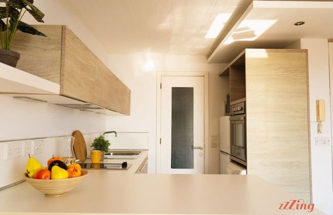 Gorgeous Seaviews From a Stunning Studio - Photo 7