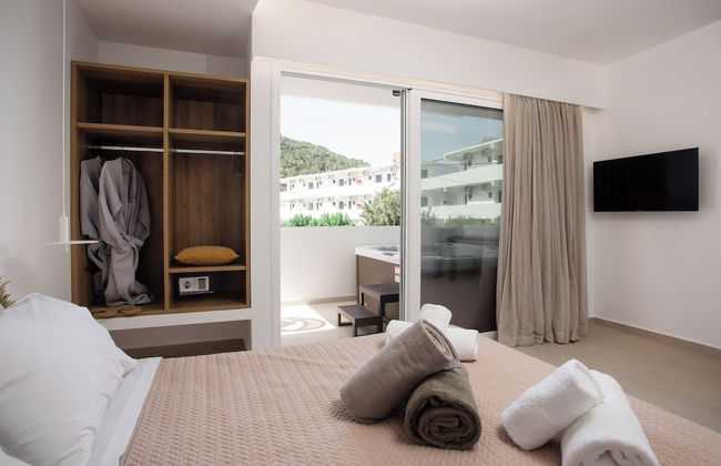 Stay Helios - Aparts & Pool Suites - Photo 19