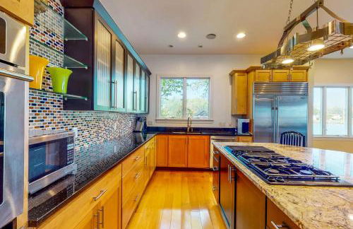 Deck and Private Dock! Winchester Creek Estate - Foto 12