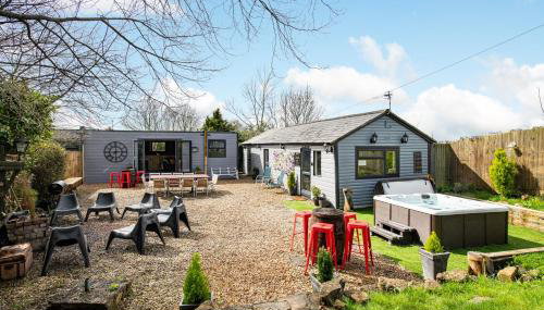 The Pine Lodge with Hot Tub and Games Room - Foto 1