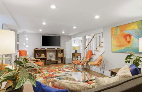 Charming 4BR Bungalow - Steps to Clarendon METRO - Foto 1