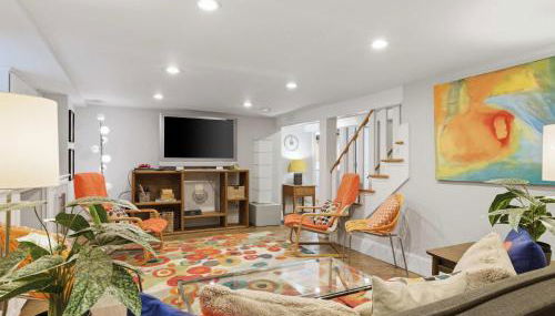 Charming 4BR Bungalow - Steps to Clarendon METRO - Foto 1