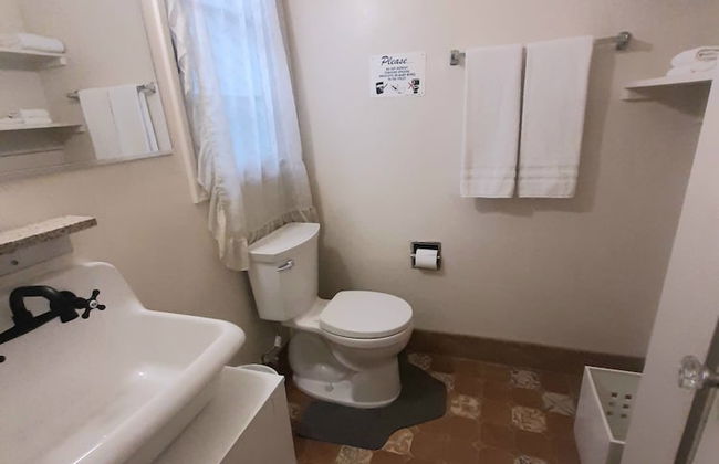 The New Star Motel with Studio-Kitchens: 1950s Extended-Stay Lodging and Retreat Center - Photo 62