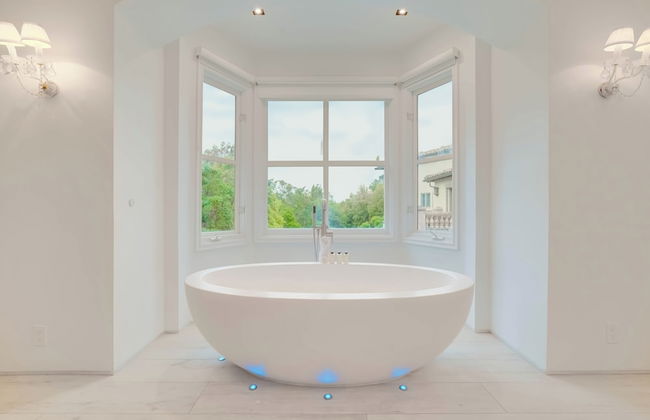 Carolwood - Modern Tuscan Villa With Rolling Lawns and Loggia in Holmby Hills - Photo 49