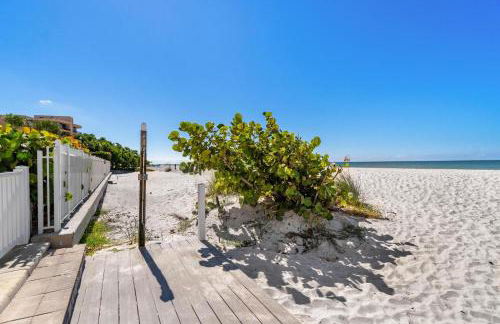 Escape to Beach Oasis! New Management! Updated Beachside Condo with Heated Pool! - Foto 23