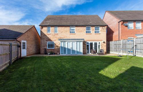 Stunning Detached House with Driveway Parking, Office Room, Self-Check-In, Fast WiFi and Smart TV with Sky and Netflix by Yoko Property - Photo 44