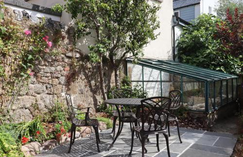 The Cottage on The Square - Photo 32