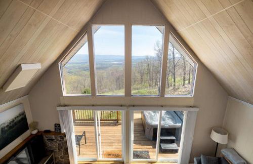 Lofted chalet cabin w hot tub fire pit & views - Foto 8