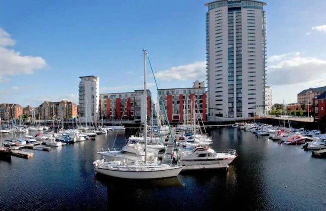 Beautiful 3-bed Apartment in Swansea - Photo 24