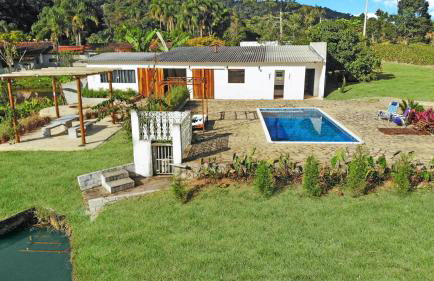 Sítio com Churrasqueira, Piscina, Lago e Natureza - Foto 63