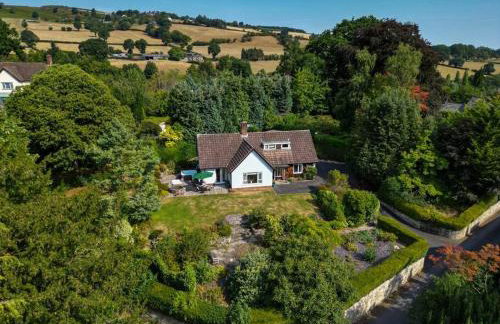 A spacious hidden gem with hot tub, lovely garden & views - Foto 1