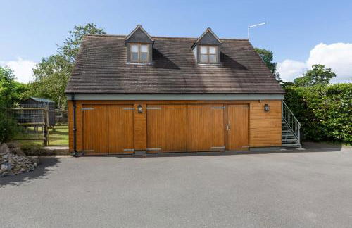 Stunning studio flat with dedicated private garden - Photo 4