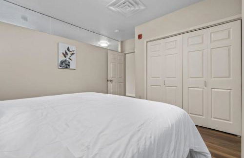 Sleek 2BR Downtown Retreat with Gym - Foto 14