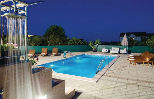 Spacious Holiday Home With Pool and Hot Tub in Kastel Stari - Foto 18