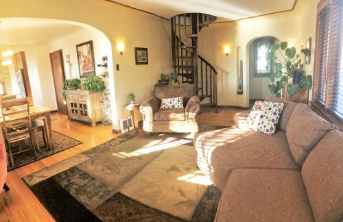 6-Bedroom Tudor in the Downtown Historic District - Foto 8