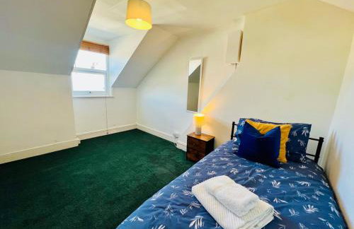 4-Bedroom House 5 mins to Beach & Parking - Foto 32