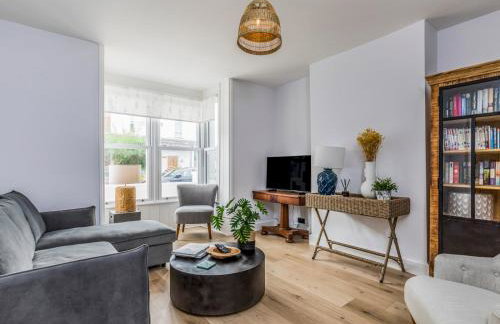 Delightful 2 Bed House a Stones Throw From Beach - Pass the Keys - Photo 3