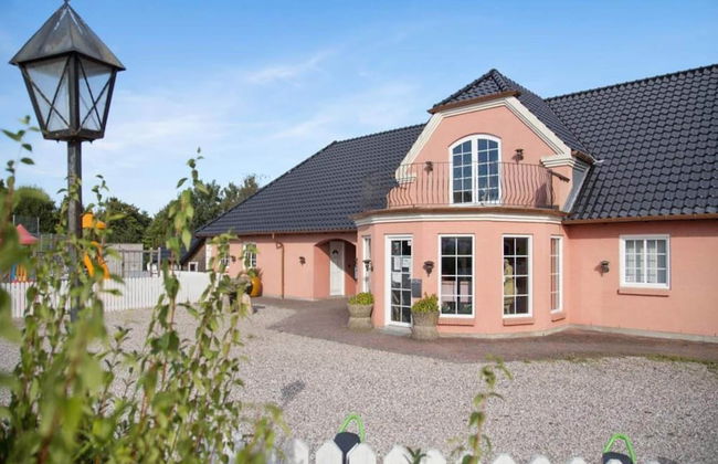 Amazing Holiday Home With Terrace - Photo 1