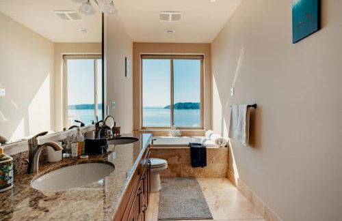 Stunning House with Views of Puget Sound! Ideal for Family Reunions - Photo 82