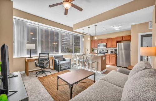 Modern High-Rise Condo in Central Downtown | Gym - Foto 12