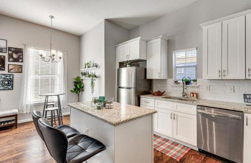 Walk to Parks and Dining Pet-Friendly Home with Yard! - Foto 1