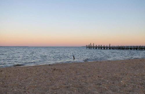 The Lyellton House: Water View, Steps from Beach - Foto 45