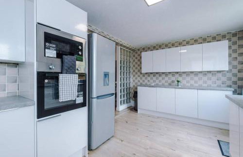 Classic 4 Bedroom House in Wirral with WiFi & Parking Sleeps 9 by PureStay - Foto 21