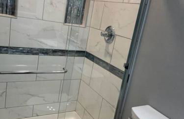 Private 4 Bedroom Home with a hot tub - Foto 9