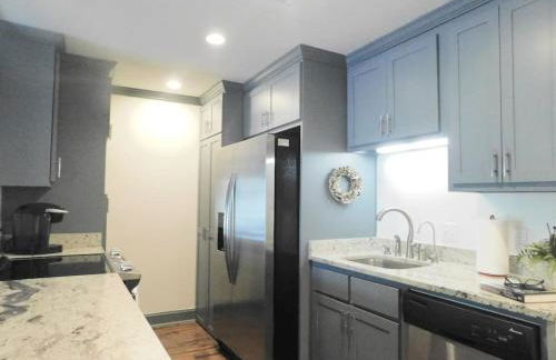 Q4 Professionally decorated upstairs beautiful soothing colors close to back pool - Foto 23