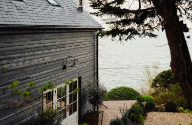 1-bed luxury seafront cabin in heart of Newlyn, Mousehole - Photo 2