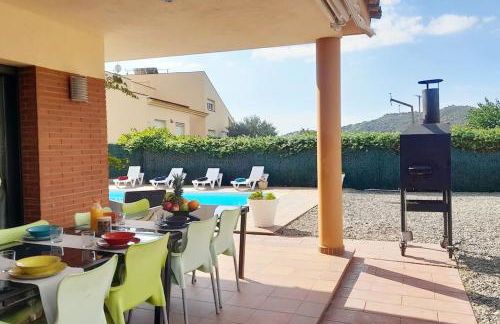 Villa Mediterránea con Cinco Dormitorios y Piscina - Foto 2