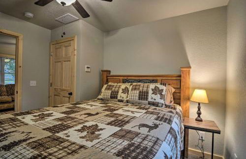 Pet-Friendly Petoskey Area Cabin, Walk to River! - Foto 12