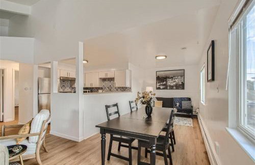 Natural Light, High-Vaulted Ceilings Apartment and Garage - Foto 4