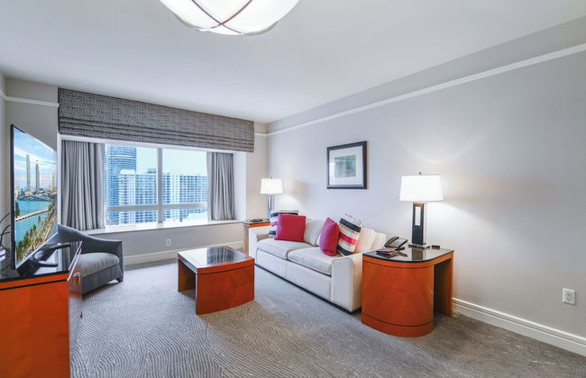 Luxury Condos at Four Seasons - Foto 19