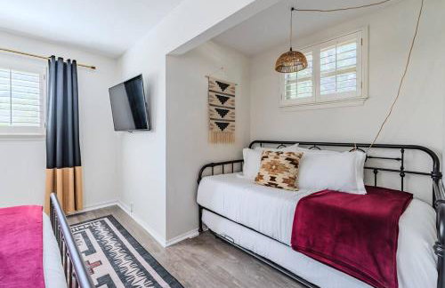 Pool! Games! Dogs! Space! - Foto 14