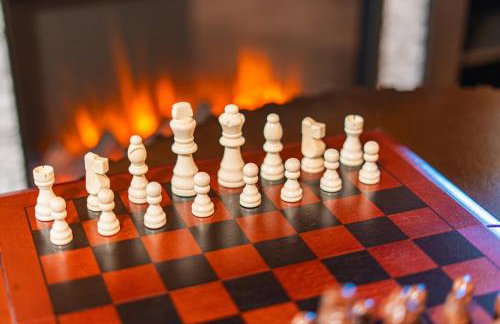 Log Cabin with Hot Tub, Game Room-10 min to NRG - Foto 10